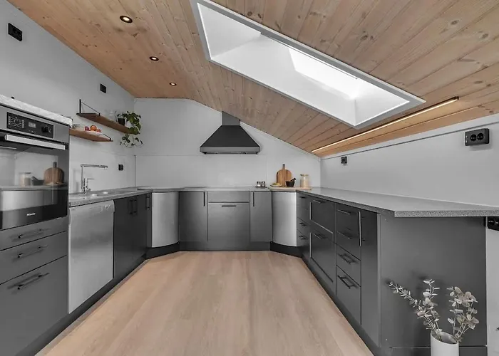 Appartamento With Sea Views,veranda, And Free Parking